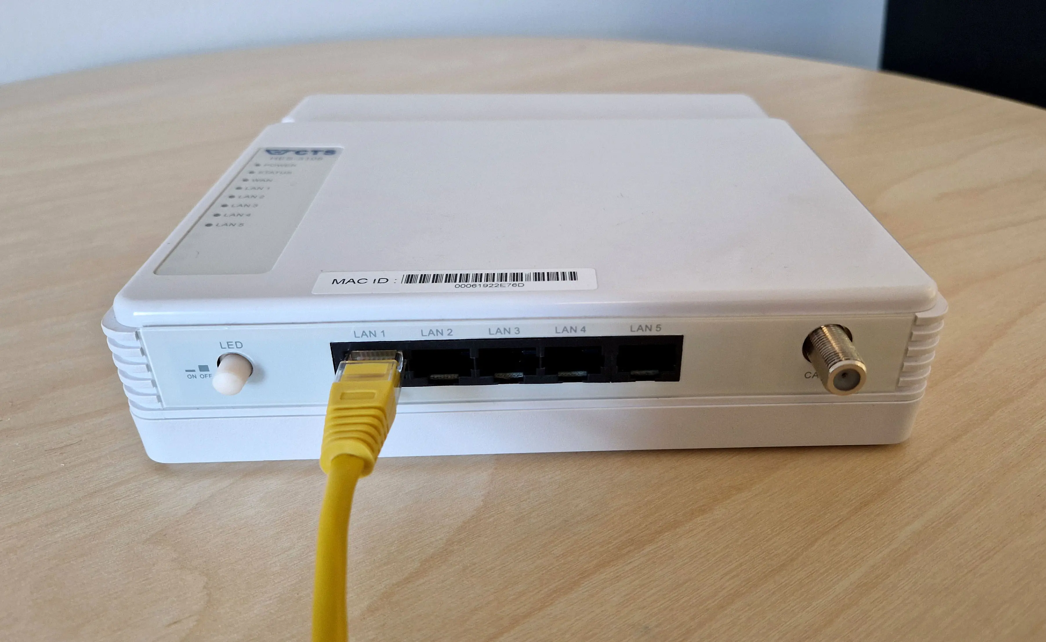 Fibermodem med nätverkskabel ansluten